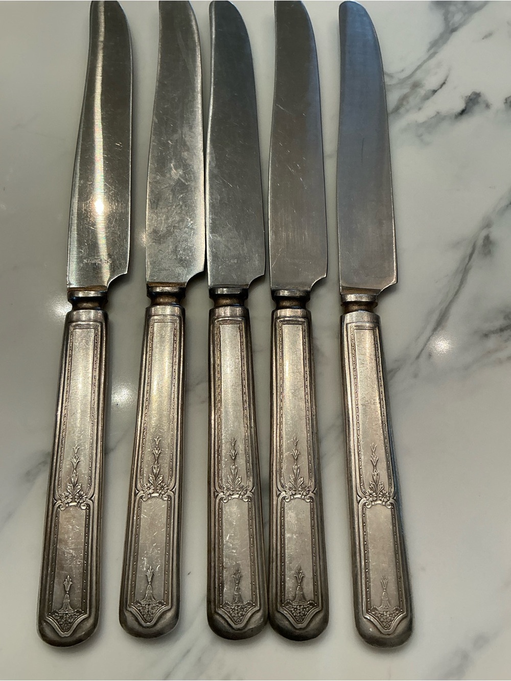 1847 Rogers BrosSet of 5 Ornate Silver Dining Knives - Decorative Silver Finish